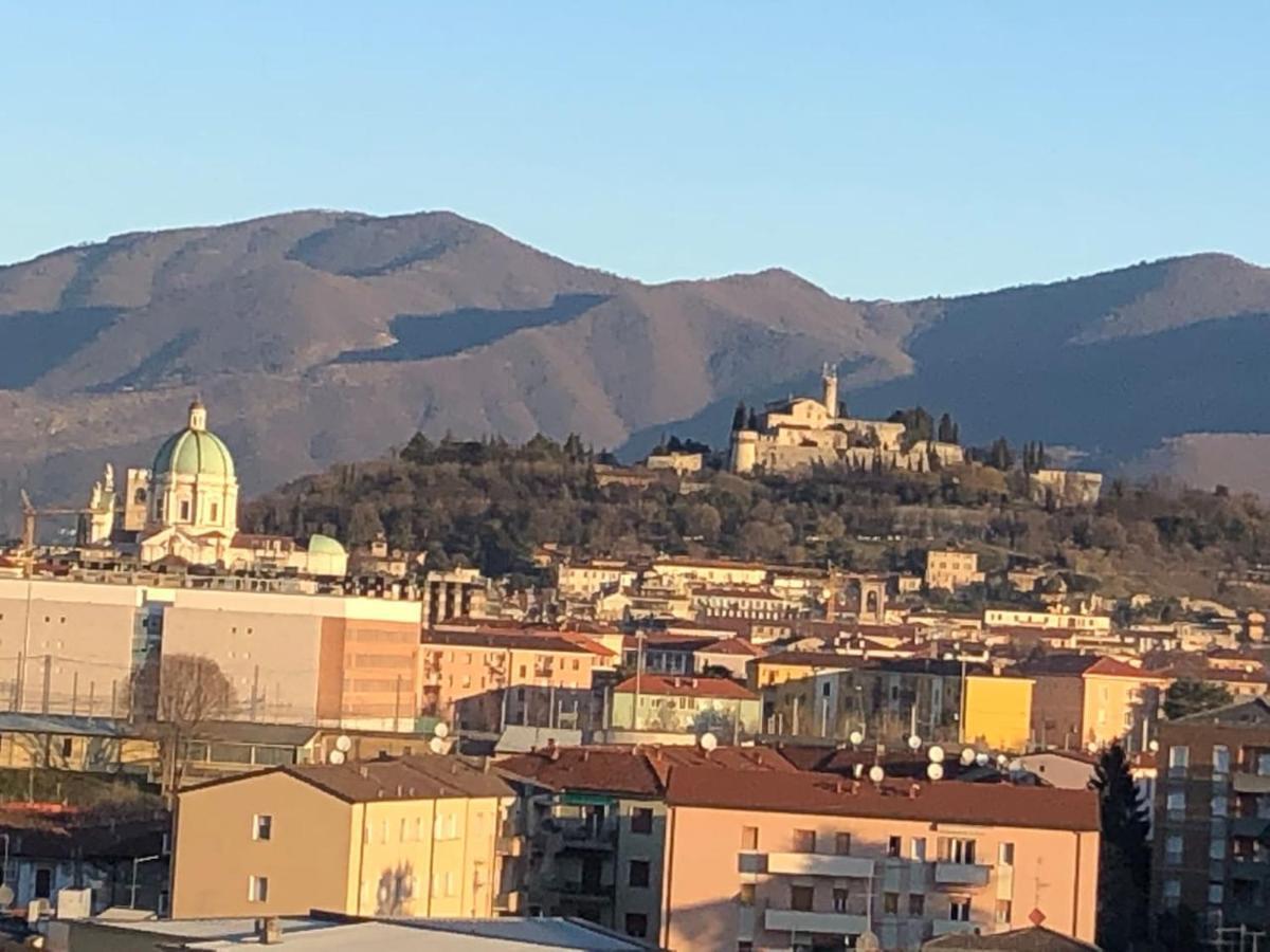 Attico Mansardato Affacciato Sul Cuore Di Brescia Exterior photo